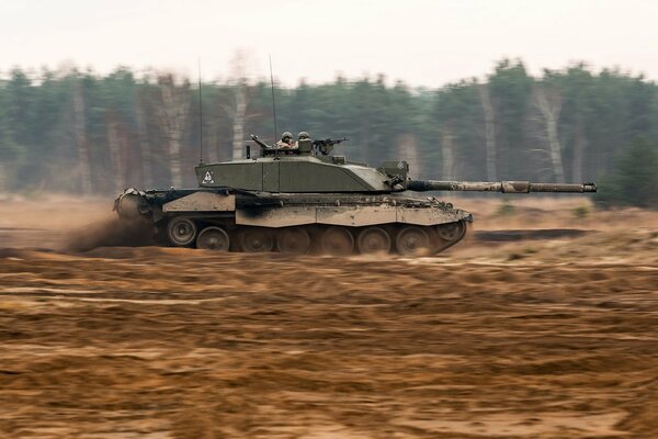 El tanque Challenger 2 va al campo