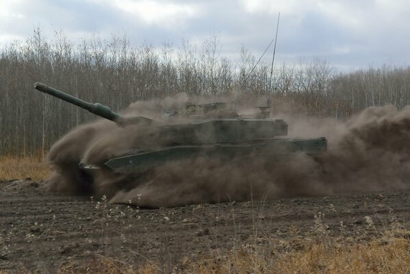 Tanque de batalla se mueve en la carretera a gran velocidad