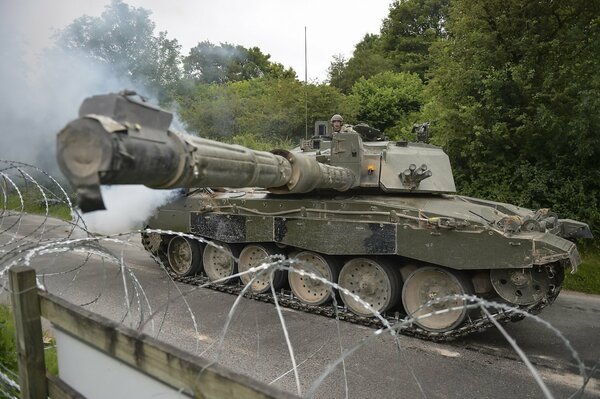 El ejército en el tanque está listo para comenzar la batalla