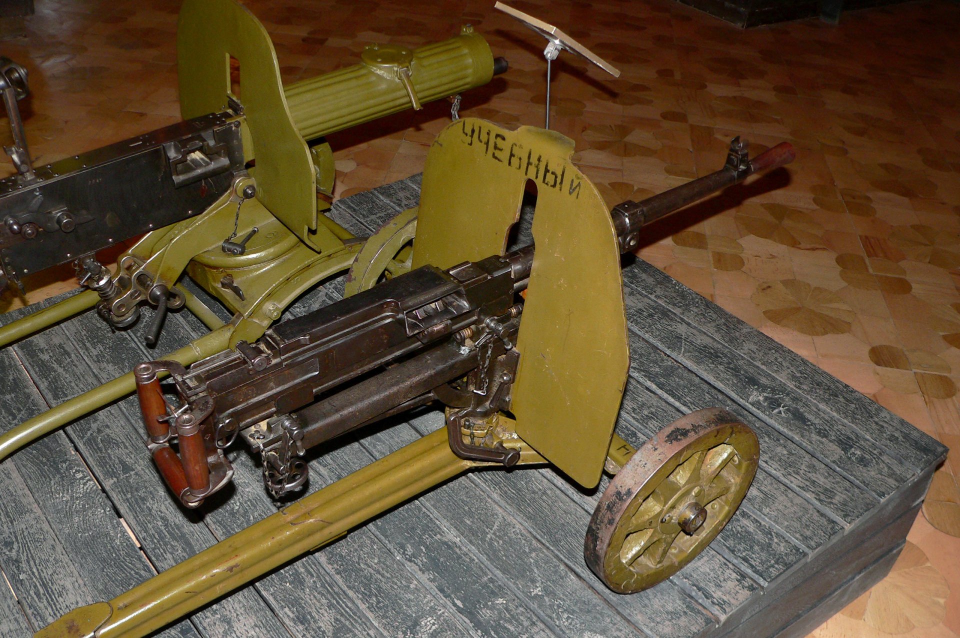 historisch automatisch waffen ausbildung demonstration staffelei maschinengewehre sg-43 und maxim patrone 7.62×54 mm r interessant bewährt von zeit zu zeit proben kampf feuerrate rad werkzeugmaschine metall schützend farbe schatten licht ausgezeichnet alte männer