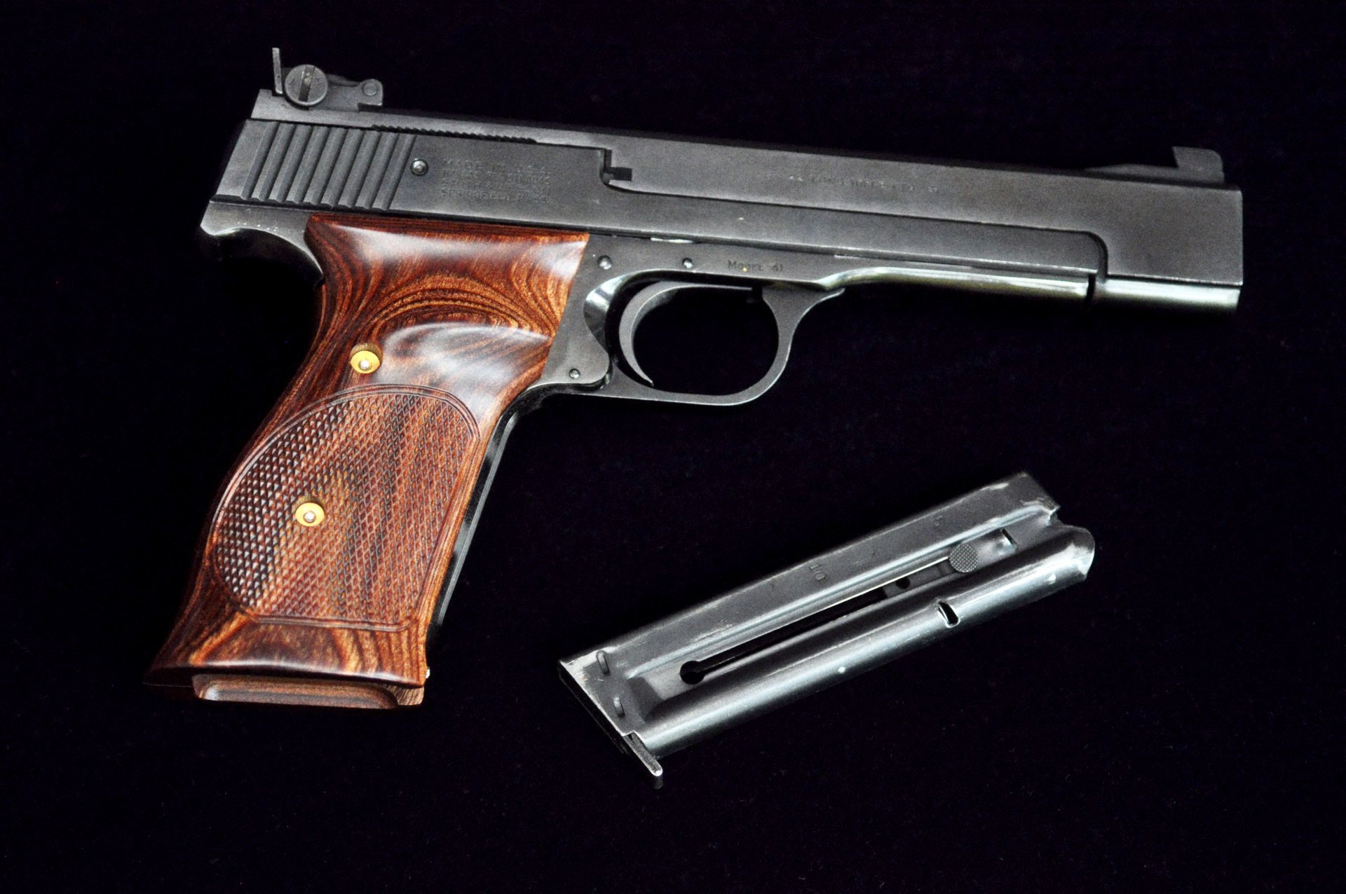 pistolet samozaładowczy smith-wesson model 41 smith i wesson smith wesson opracowany po ii wojnie światowej pojawił się około roku 1957 uchwyt ma nachylenie stopni jak colt m1911 magazynek 10-12 nabojów metal drewno la