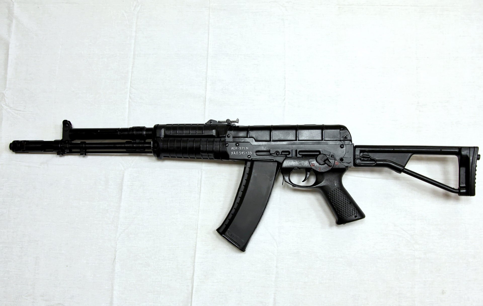 aek-971 ansicht links inländisch automatisch unter patrone 5.45x39 index grau 6p67 entworfen in 1978 jahr an fabrik name degtyareva kofferraum hintern geschäft mündlich bremse kompensator ladestock zielfernrohr leuchte hintergrund schatten licht kraft