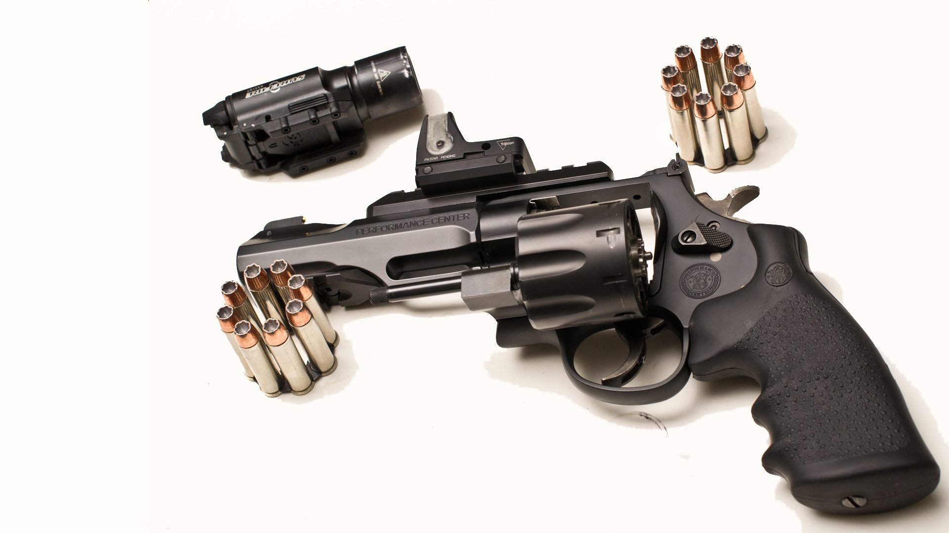 smith&wesson modell 327 trr8 pistole revolver anblick trommel munition optik weißer hintergrund