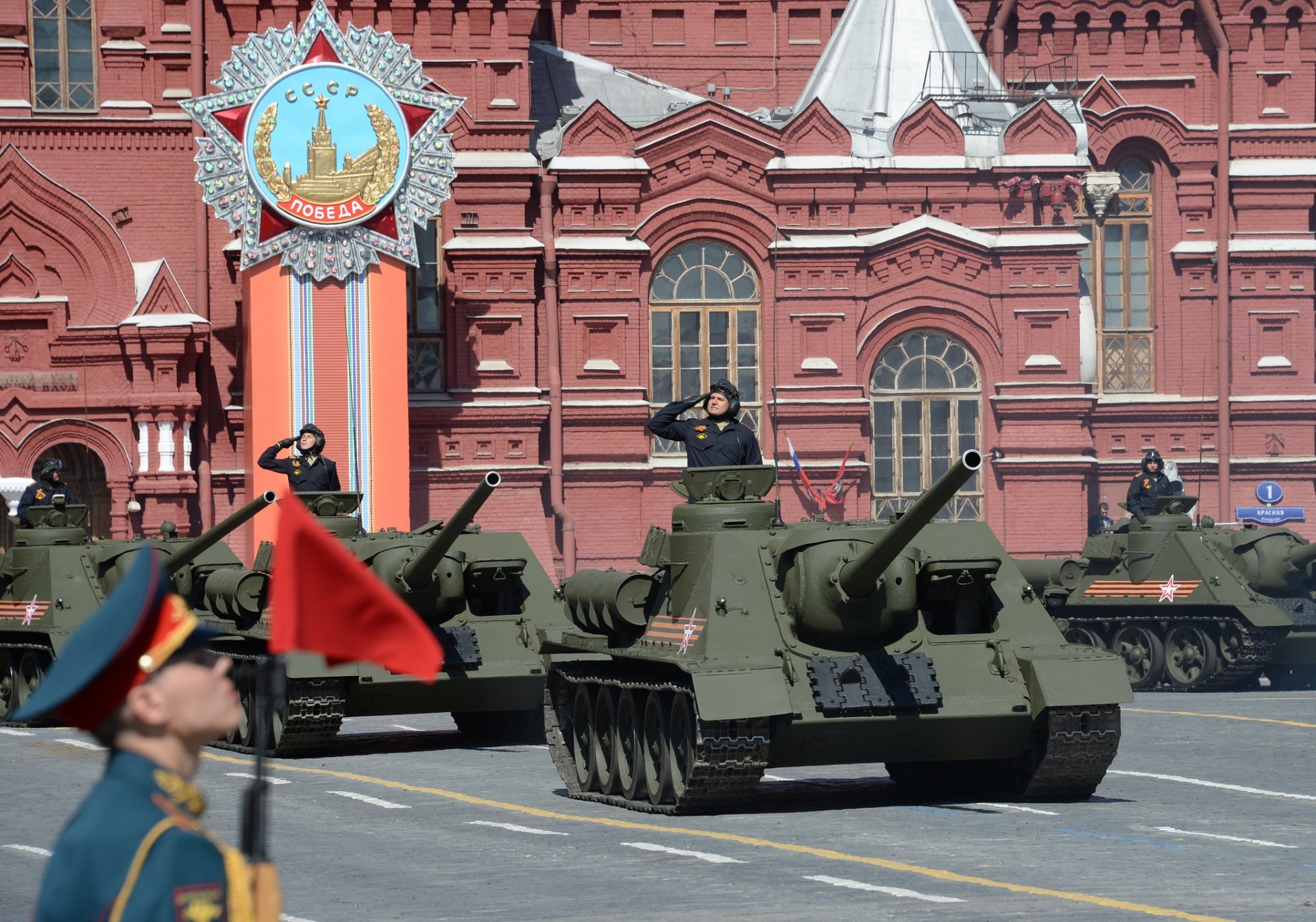 su-100 sowiecka samobieżna artyleria instalacja samobieżna moskwa miasto dzień zwycięstwa plac czerwony