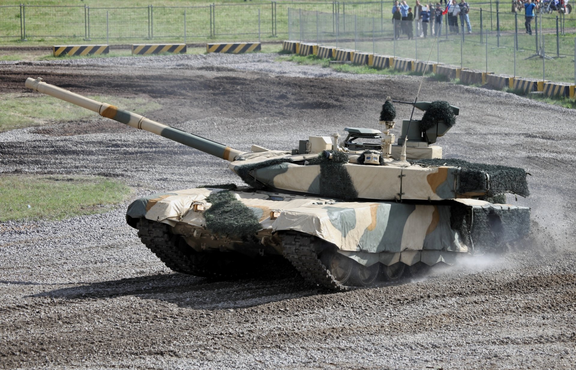 t-90ms carro armato russo in mantello travestimento polvere