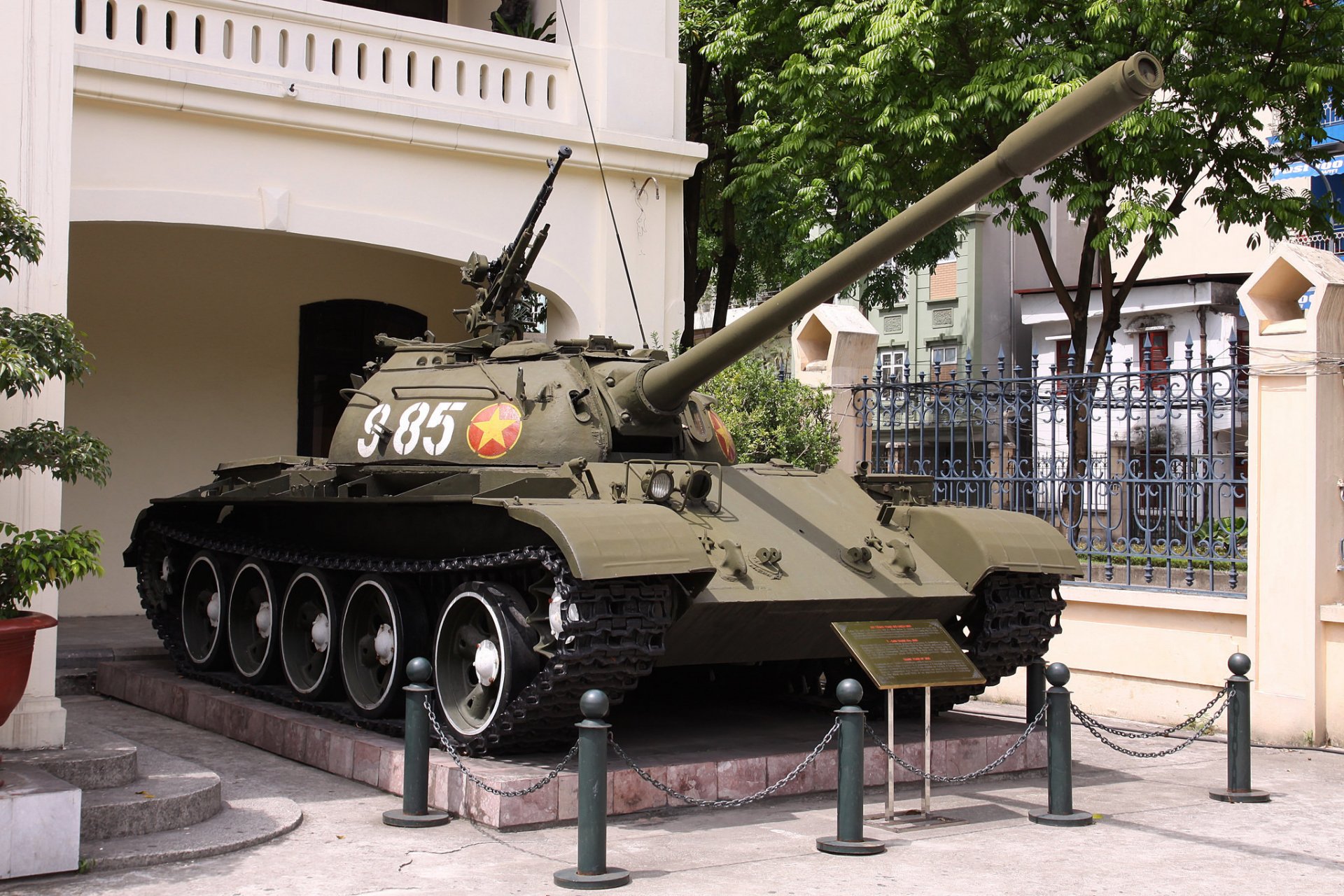 t-54b soviet medium tank armored vehicle