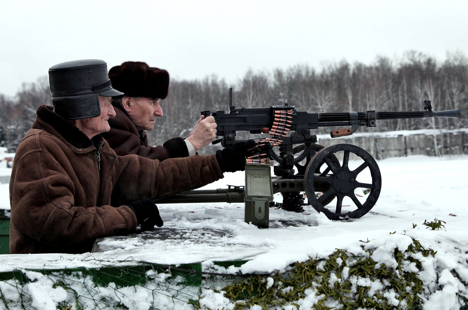 práctico tiro polígono selección objetivos posición armas caballete ametralladora goryunova sgm calibre 7.62 mm veteranos preciso apuntar viejo guardia recordar juventud ni paso atrás cálido ropa sombrero guantes caja cinta munición rueda máquina resuelto