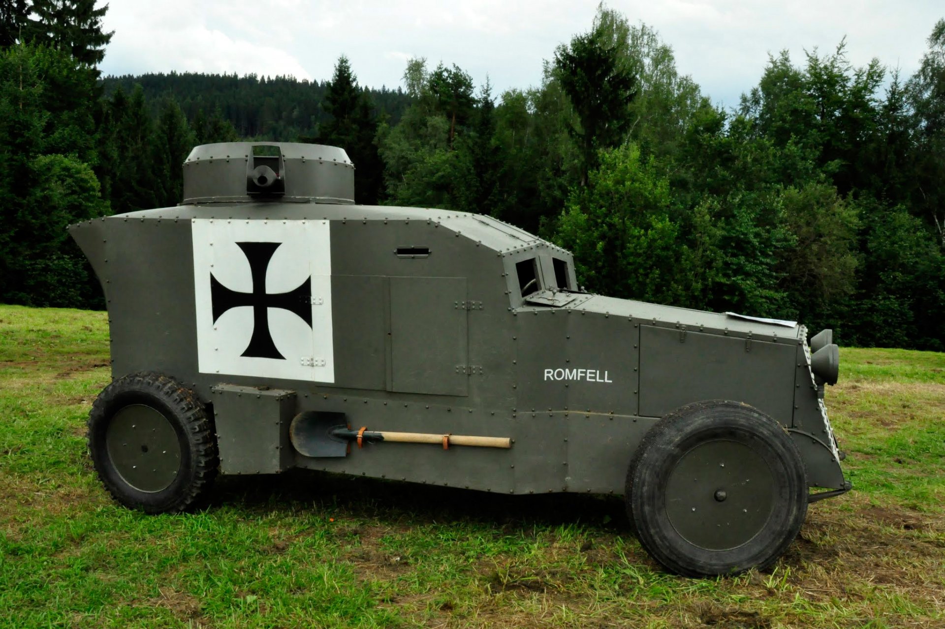 romfell mitrailleuse véhicule blindé armée forces de l autriche-hongrie temps première guerre mondiale armes