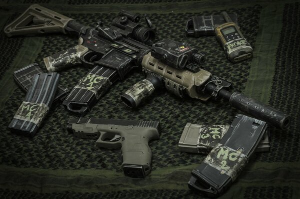 Glock 26 y M4 con carabina en pintura militar