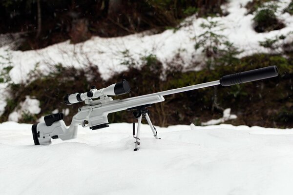 Снайперская винтовка с прицелом в снегу