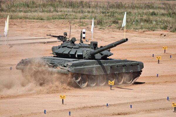 Российский танк т-72 б3 проходит учения в поле