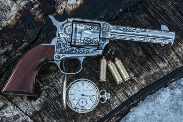 Komposition aus Revolver, Uhr und Munition auf einem schönen Hintergrund