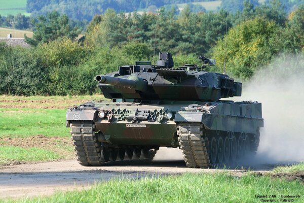 El tanque alemán leopard 2A6 viaja por la carretera