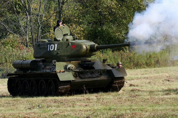 Le char soviétique t-34 - 85 attaque