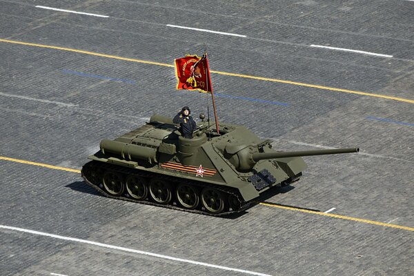 Carro armato alla parata della vittoria sulla Piazza Rossa