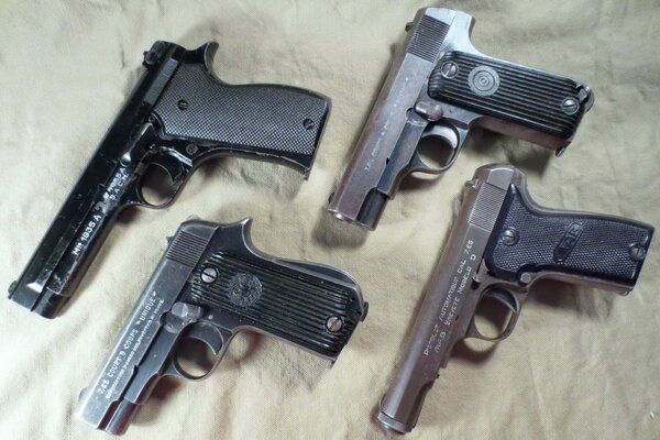 Cztery różne wzory pistoletów
