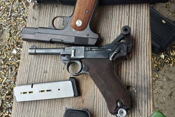 Luger P08 et Colt m1908. Pistolets