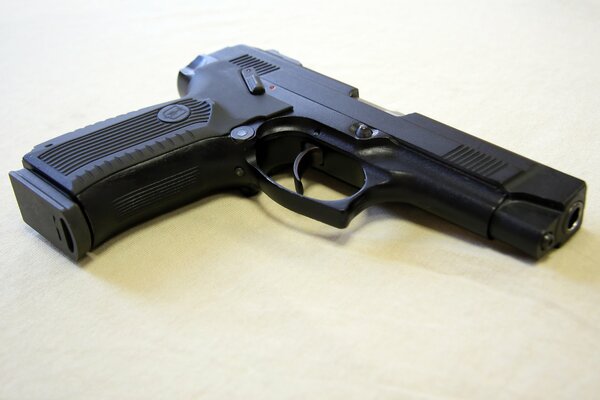 Чёрный пистолет грач мр-443 отечественный короткостволый