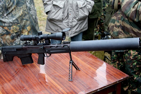 Demostración de armas: rifle de francotirador ruso con silenciador