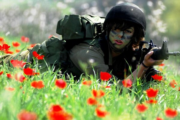 Dziewczyna żołnierz z karabinem maszynowym. Czerwony mak