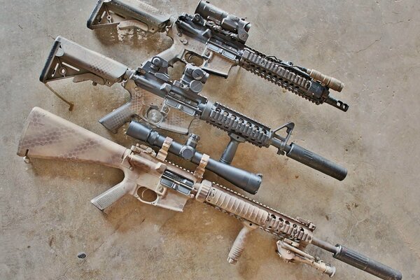 Fusil semi-automatique américain AR-15. Fusils d assaut sur fond beige. Armes d autodéfense et de chasse