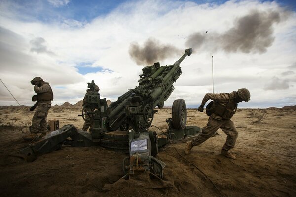 Artillerie d infanterie mène des combats sur le terrain