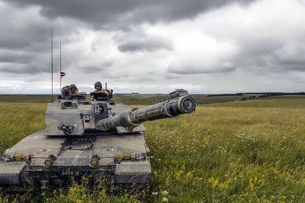 Tank im Feld mit gedrehter Wucht