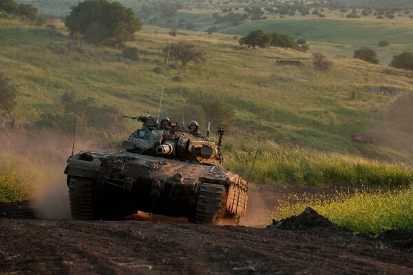 Montando un tanque en el campo de batalla