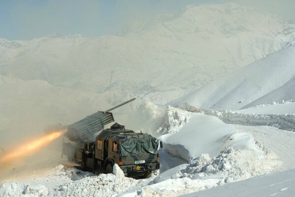 Missile da tiro turco dell esercito tra le nevi