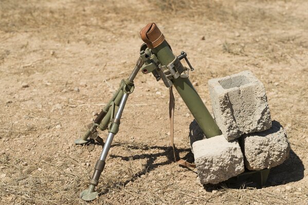 Zamontowany moździerz broń w polu z kamieniami