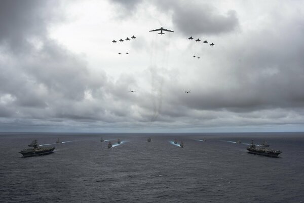 Une meute d avions survole des navires de guerre