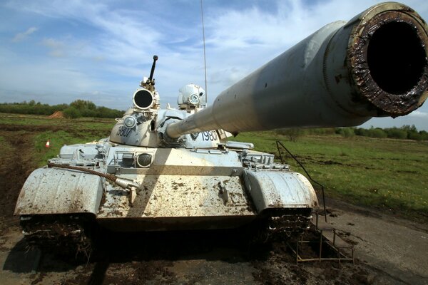 Panzer t-55 auf dem Schlachtfeld