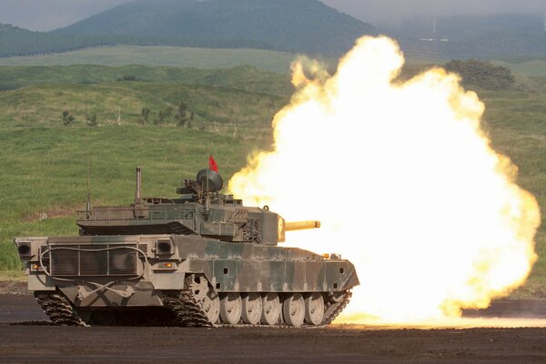 Tank bei Übung in Flammen