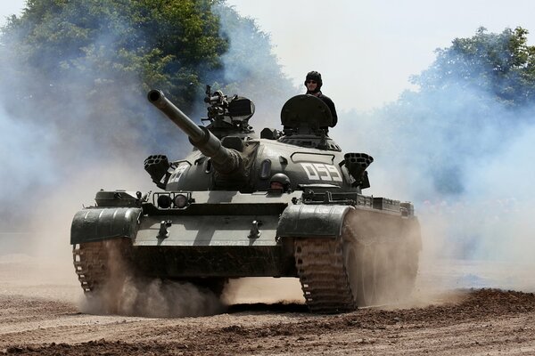 Hombre en un tanque medio que conduce