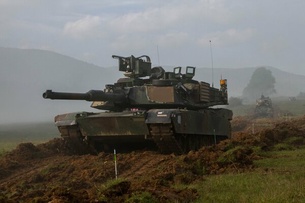 Mächtige Panzer im Morgennebel