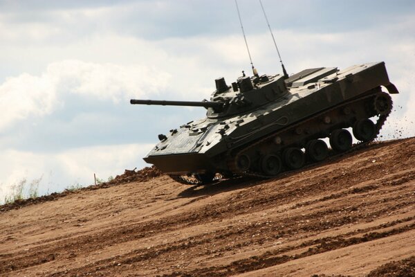 Tank im Sand. Kampffahrzeug