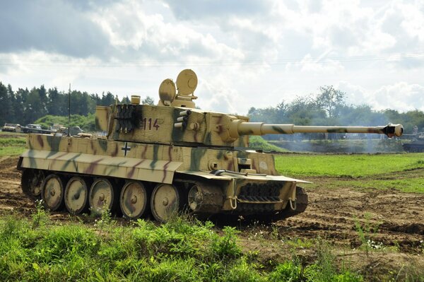 Немецкий тяжелый танк на поле бронетехника