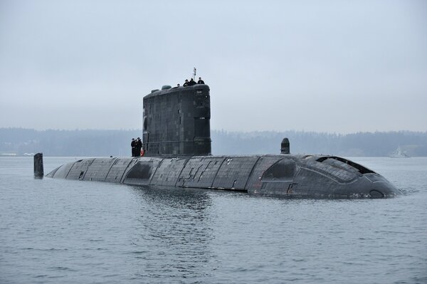 Un submarino se hunde en el mar cerca de la costa