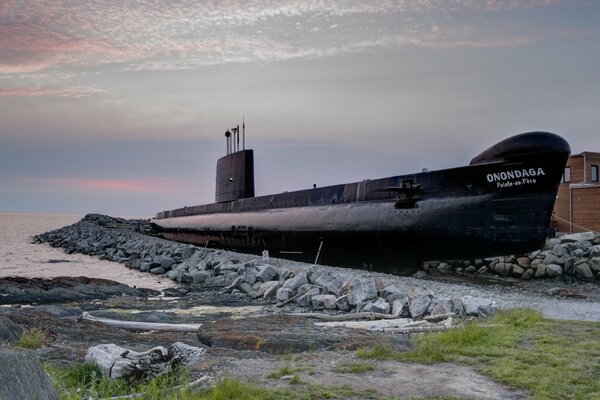 El submarino se pone la nariz hacia adelante