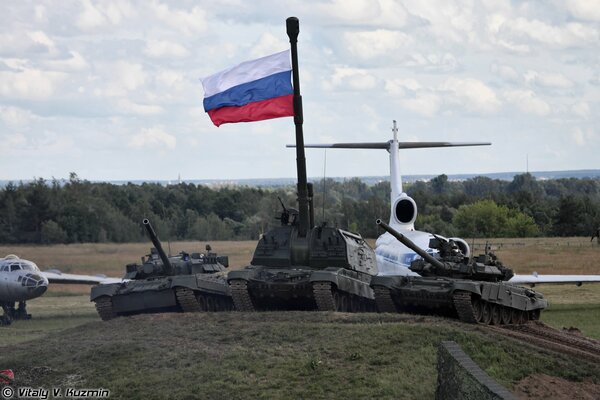 Russland-Flagge auf einem Tank t 80 t 90