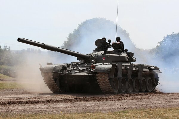 Kampfpanzer fährt auf dem Feld