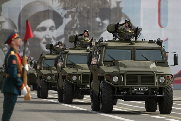 Russische Mehrzweckfahrzeuge mit hoher Durchgängigkeit bei der Parade auf dem Roten Platz