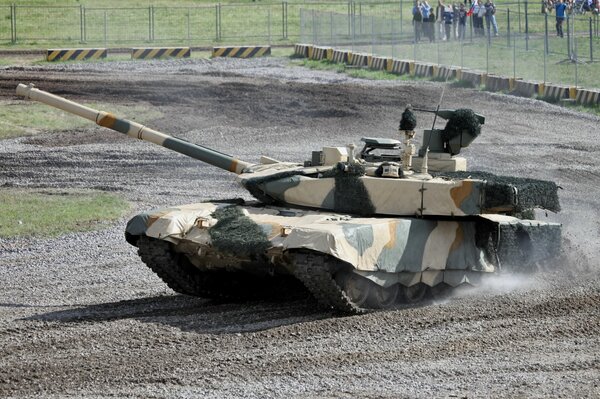 Tanque ruso con capa de camuflaje