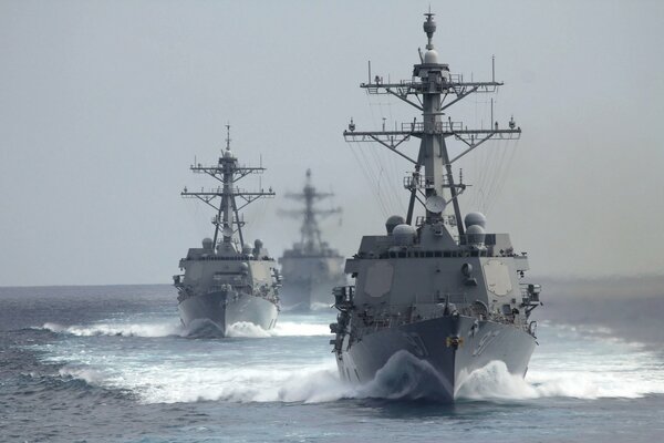 Ejército naval con armas en el mar