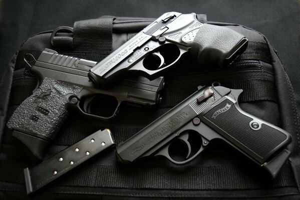 Разнообразие пистолетов на сумке