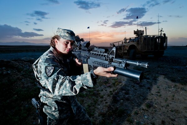 Soldat fille avec une mitraillette sur ses mains