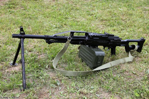 Mitrailleuse à main arme tir feu militaire