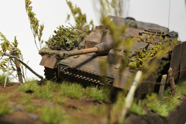 Tank-Spielzeugmodell im Gebüsch