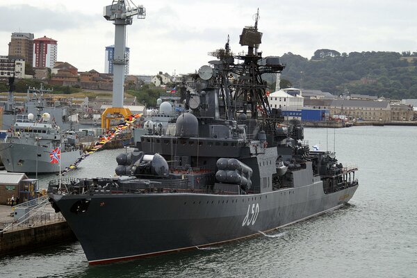 Grand navire anti-sous-marin de la flotte du Nord de la Russie