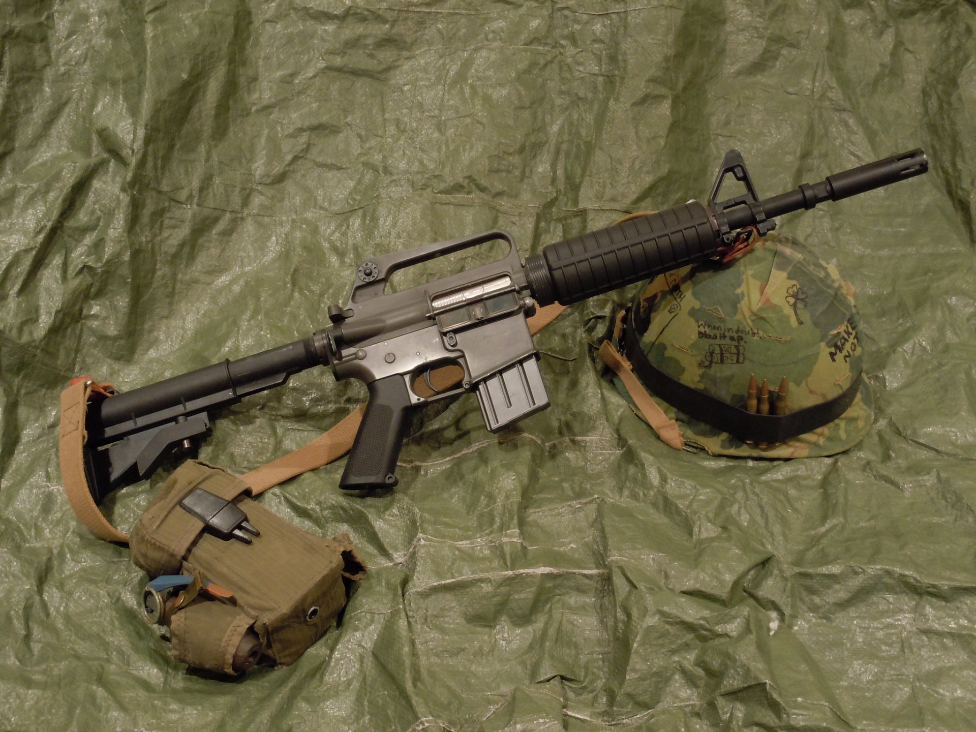 m16 karabin szturmowy broń kask